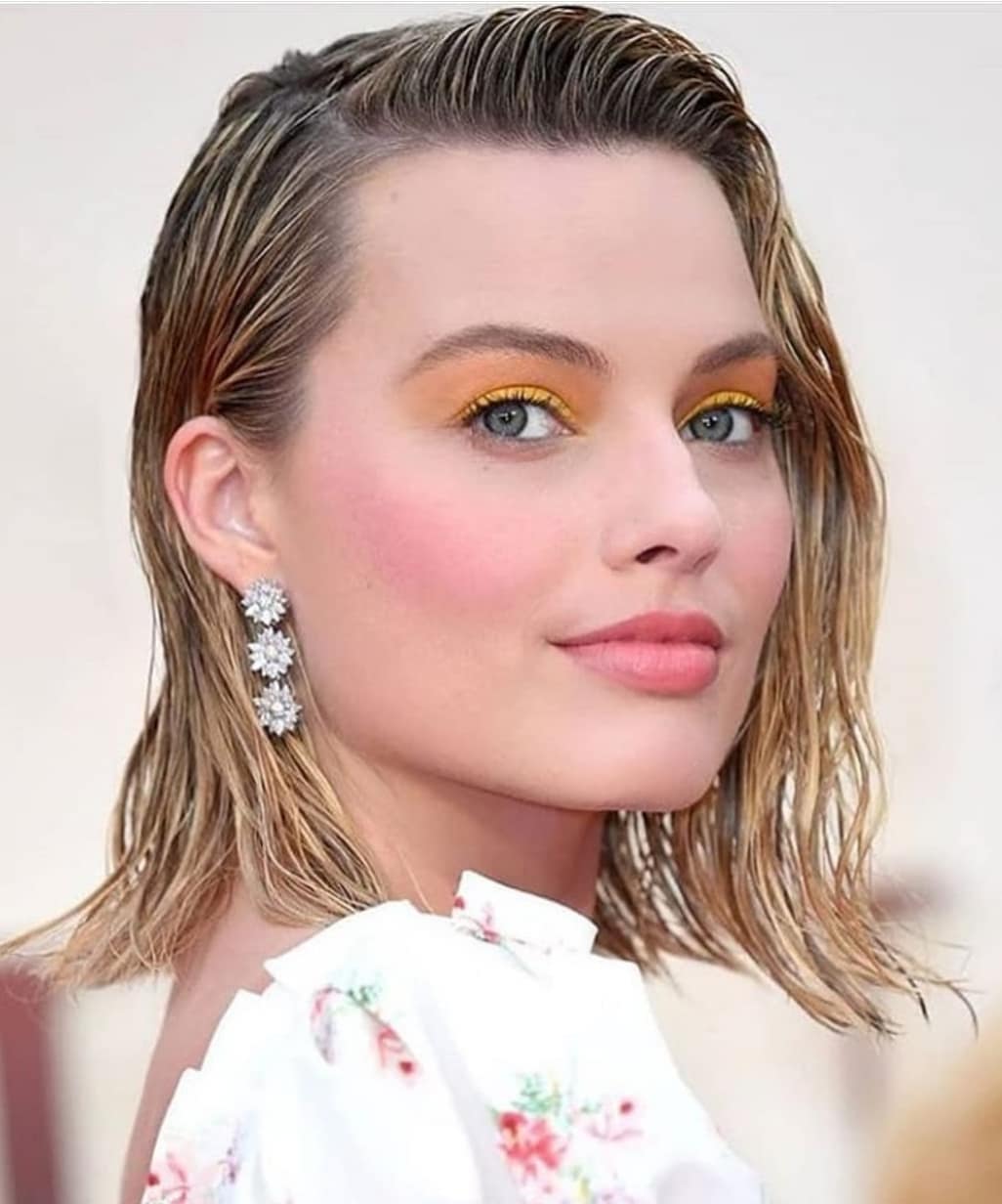 Margot Robbie tren makeup neon