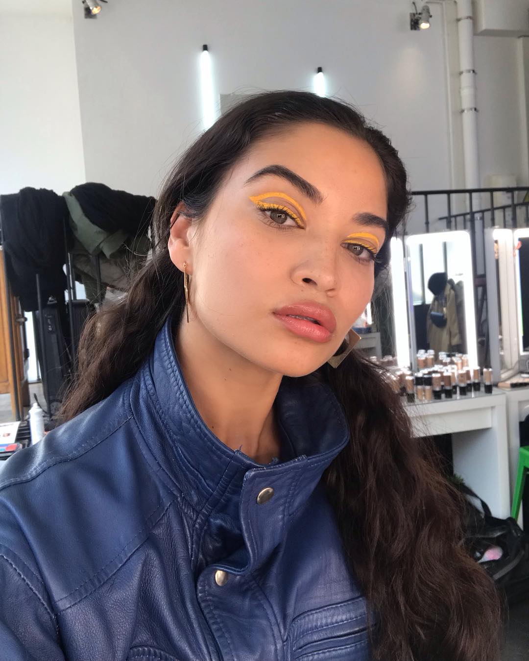 Shanina Shaik makeup warna neon