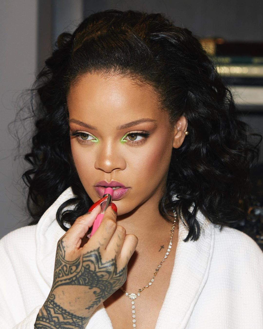 Rihanna makeup neon