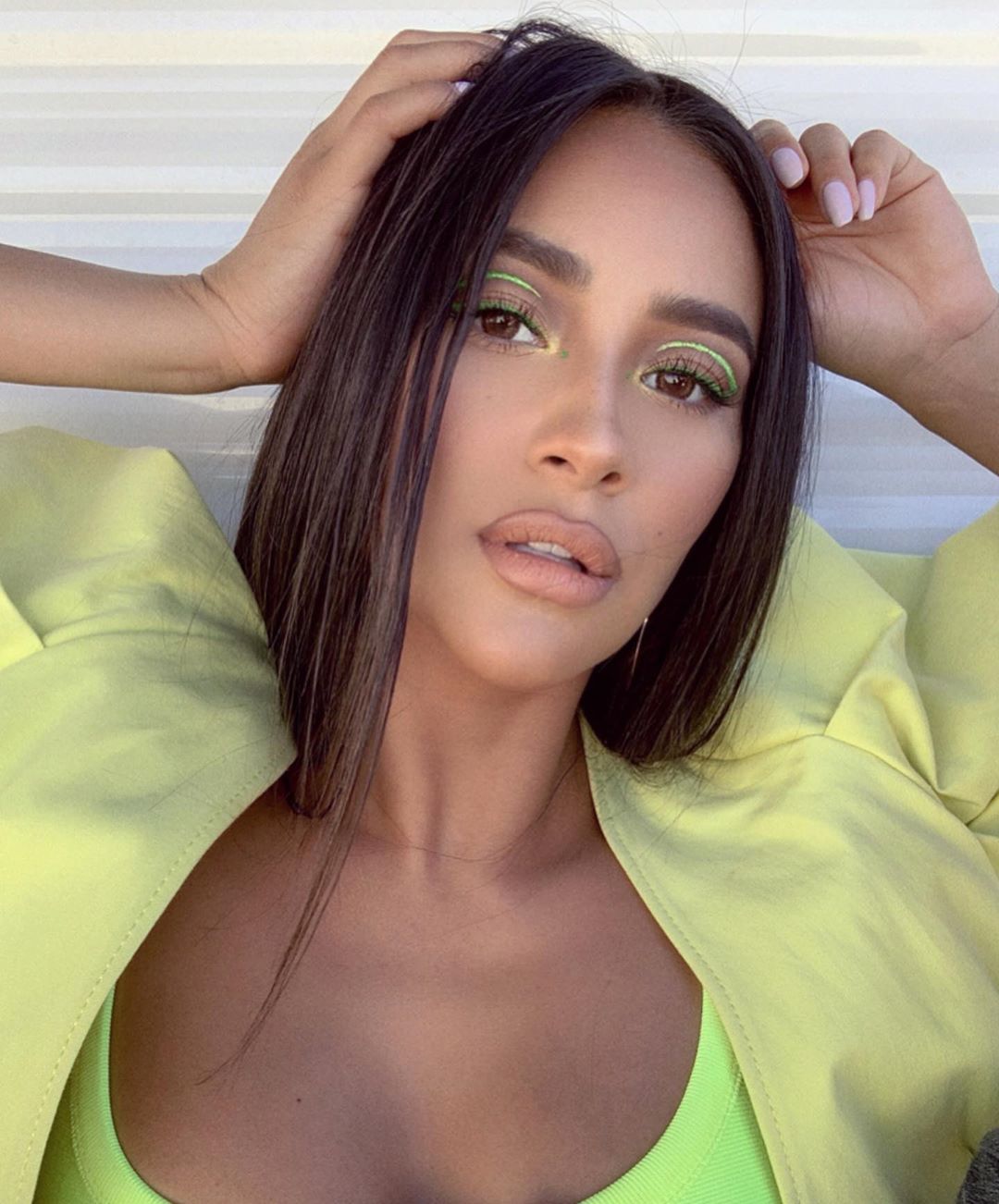 Shay Mitchell tren makeup neon