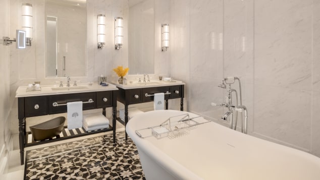 Hotel Raffles Elegant bathroom