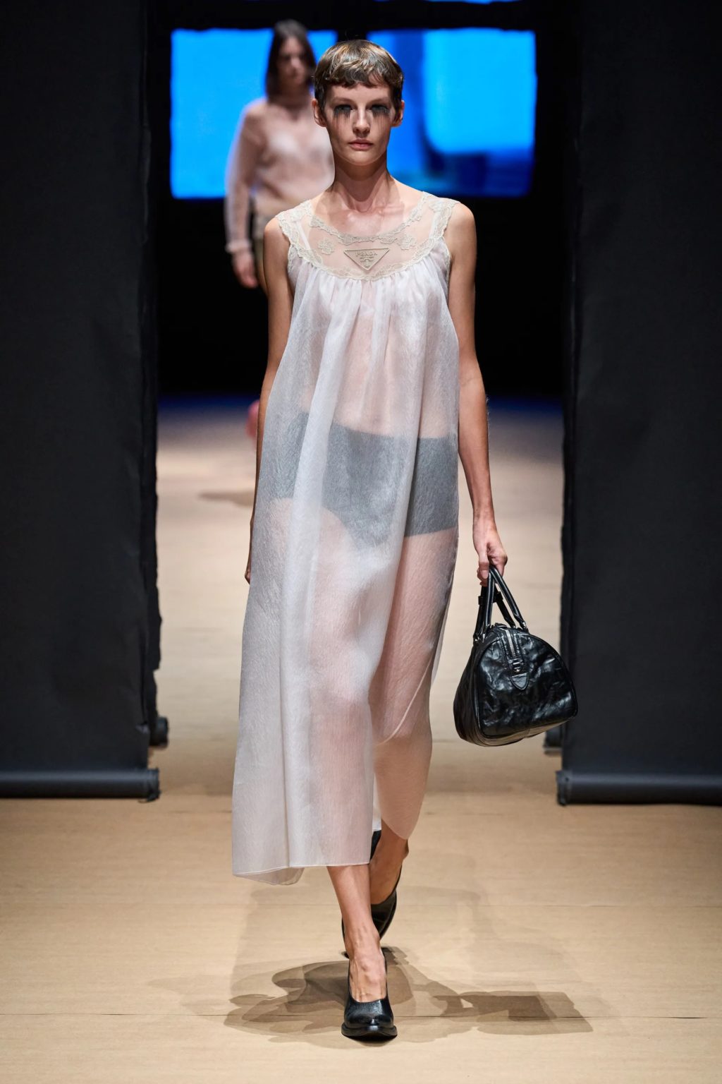 Gaya Fashion Menerawang dengan Sheer Trend yang Santai dan Sexy