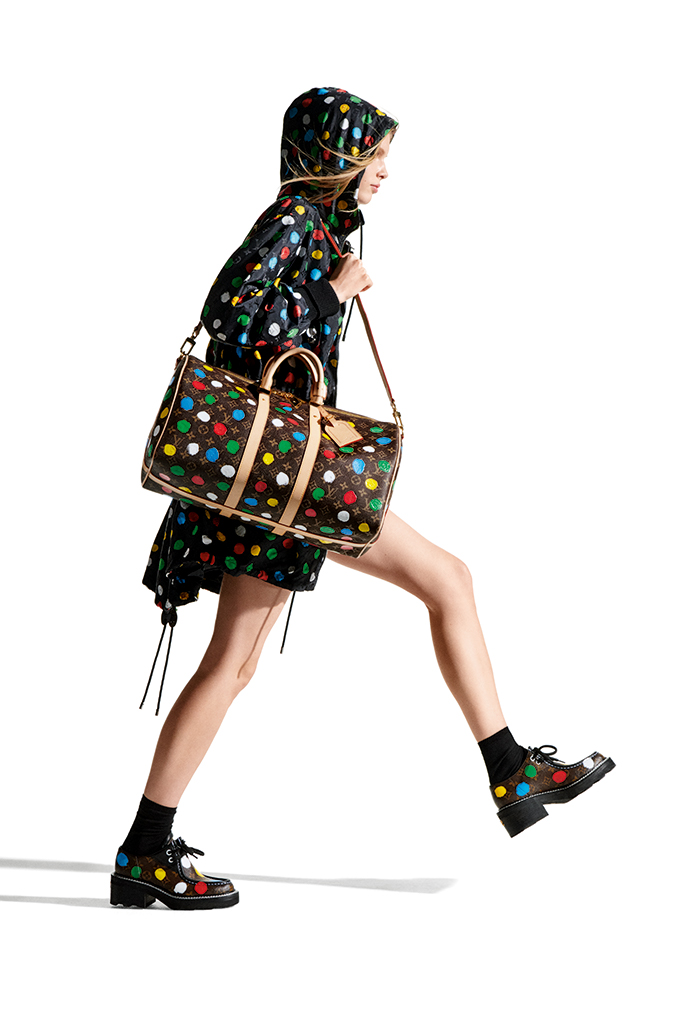 Adu Gaya 8 Seleb Pakai Tas Louis Vuitton x Yayoi Kusama, Nayeon