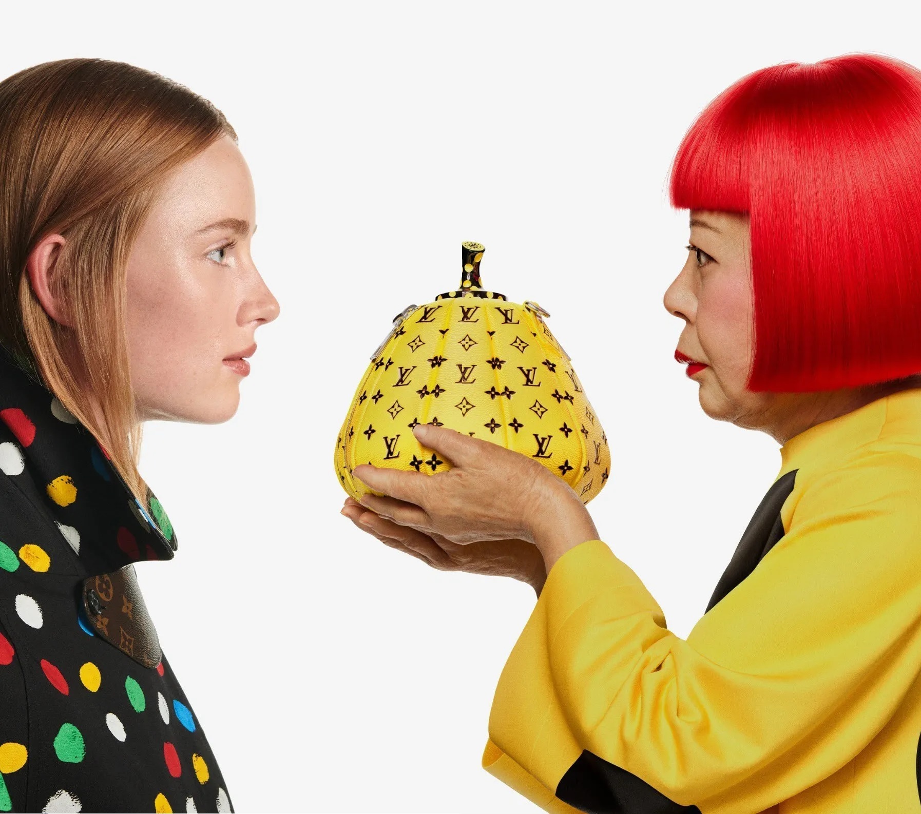 Adu Gaya 8 Seleb Pakai Tas Louis Vuitton x Yayoi Kusama, Nayeon