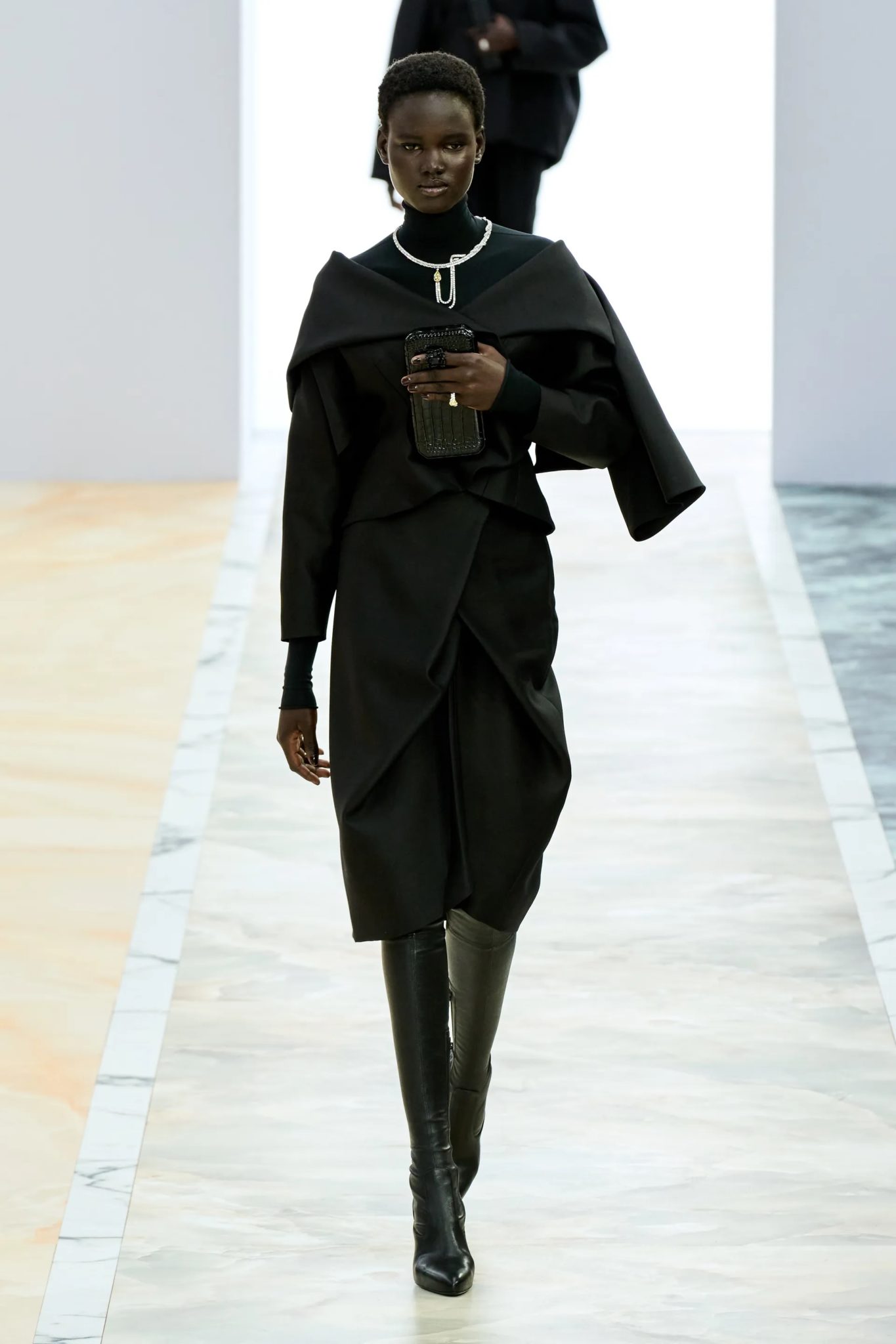 FENDI Haute Couture Fall Winter 2023 Terinspirasi dari Perhiasan